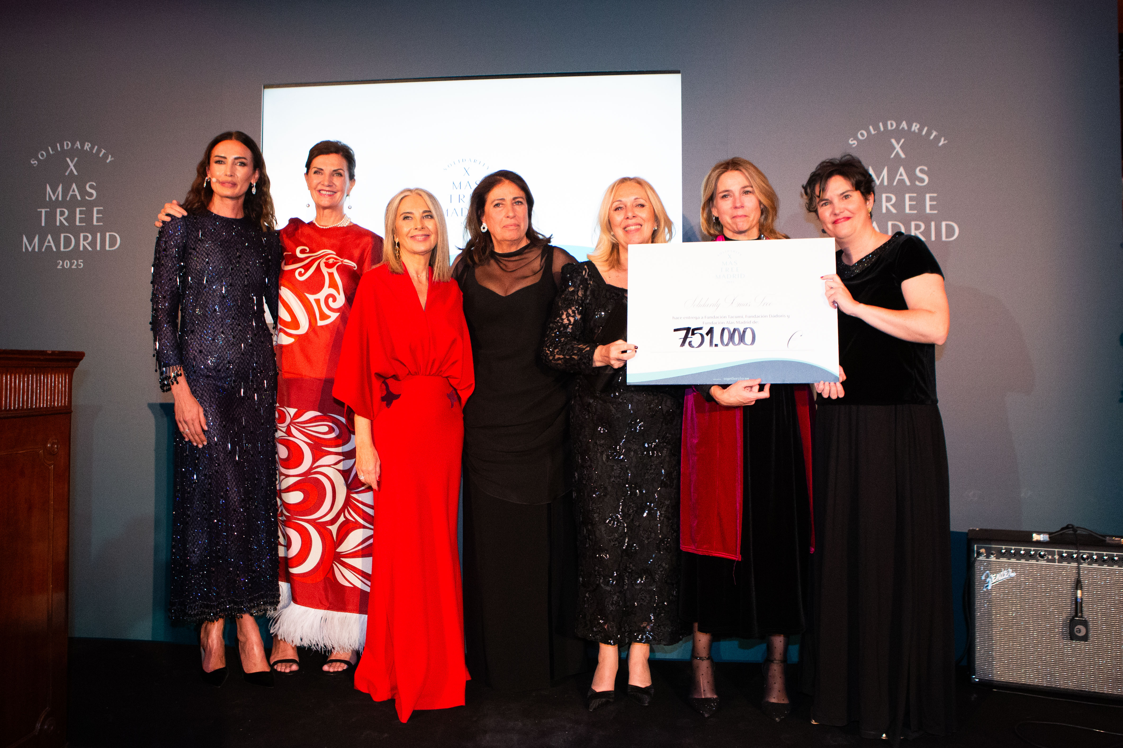 Entrega del cheque solidario 2025